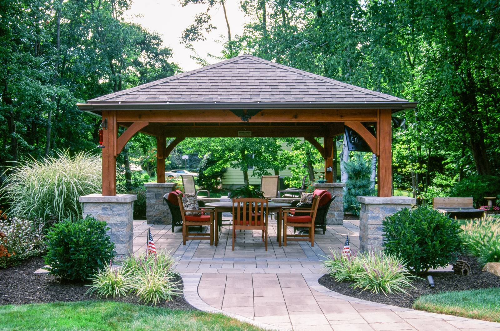 8"³ roof overhang • 2x8 triple ply header with braces