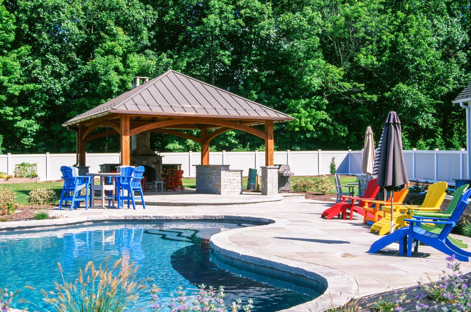 Outdoor pavilion integrated into the poolscape