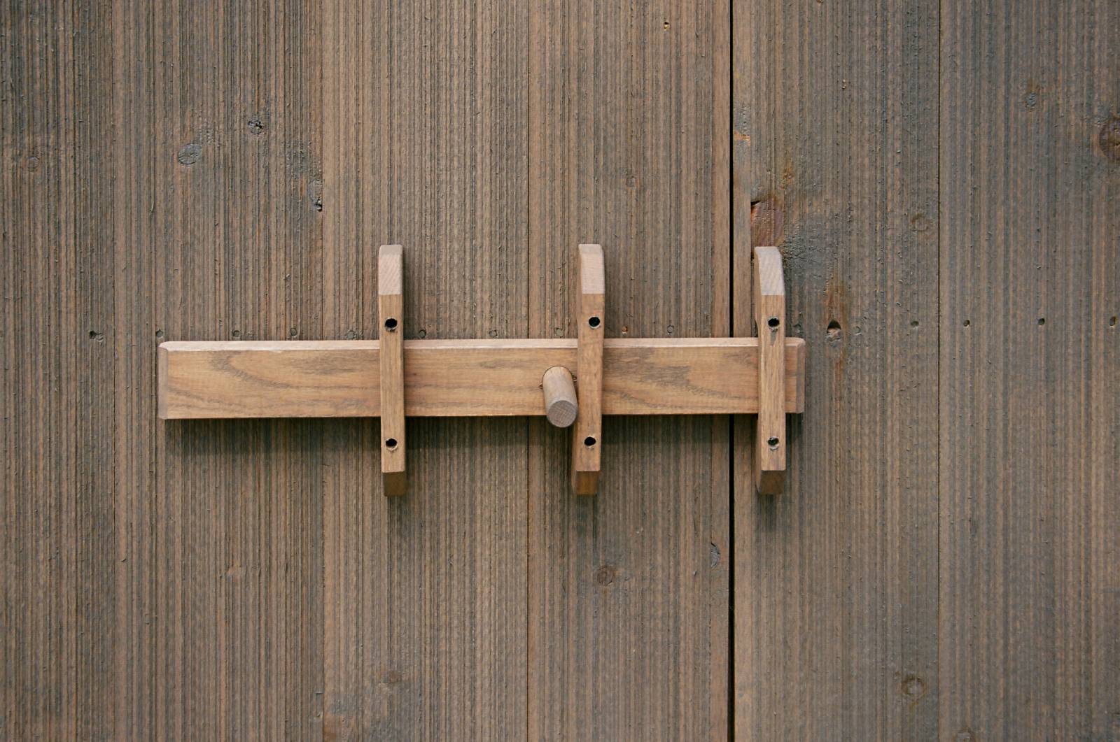 Oak latch