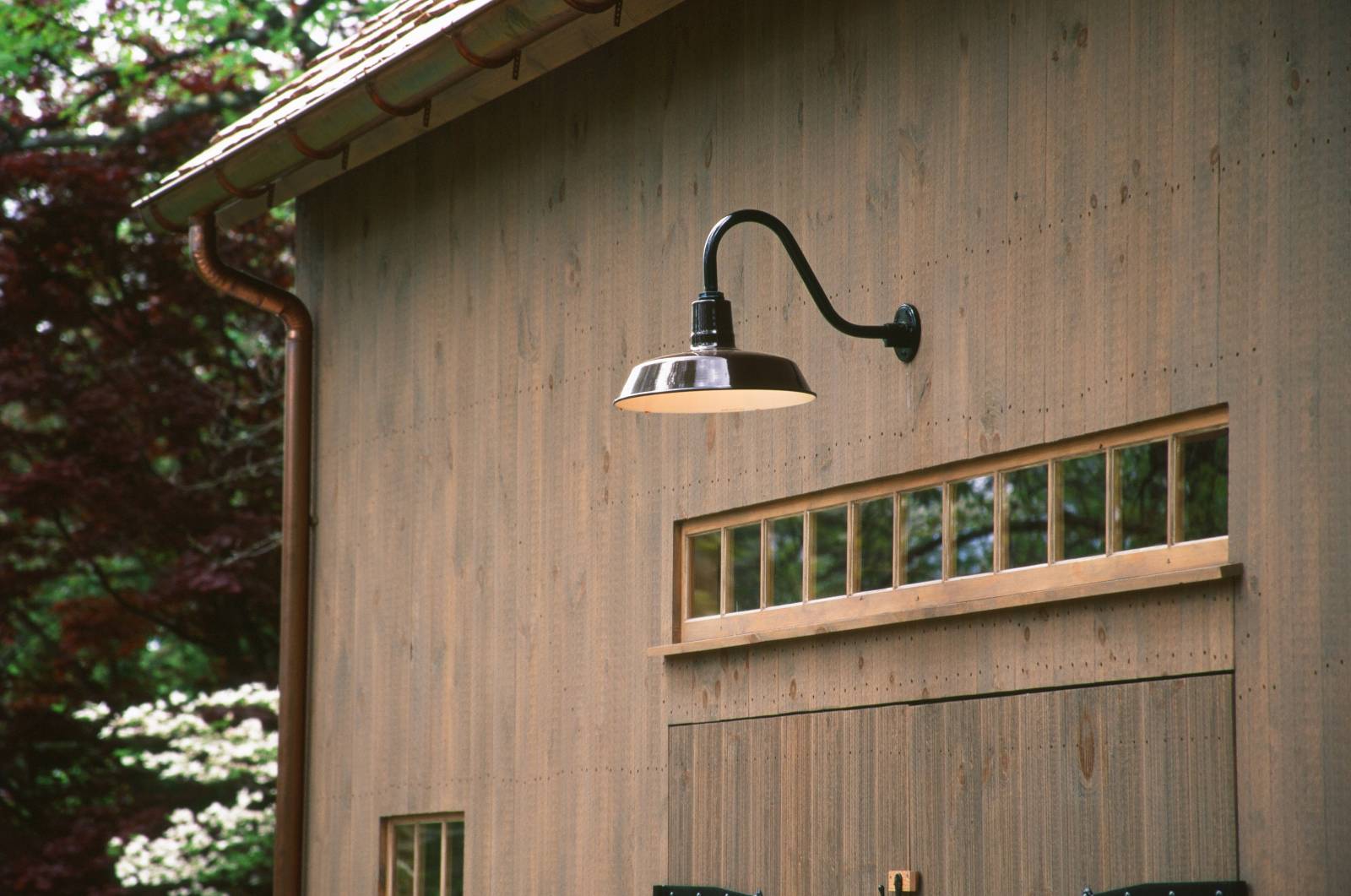 Gooseneck light over transom windows