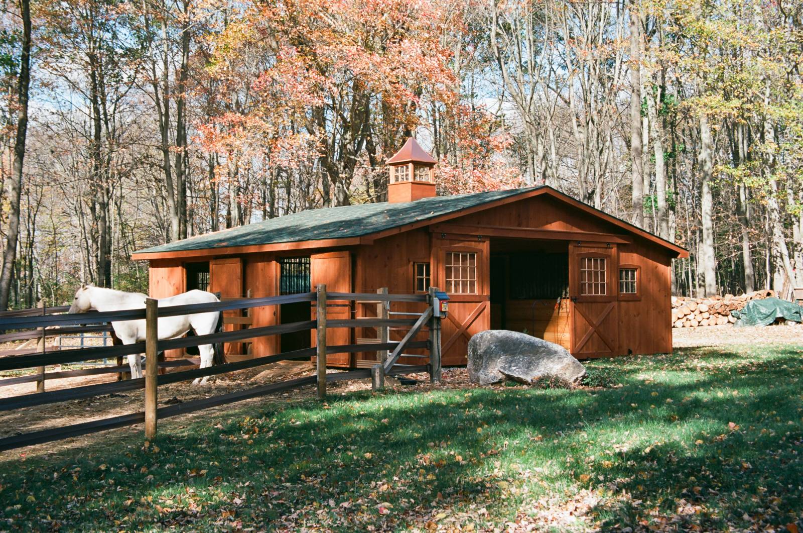 Photo Feature: 30' x 24' Center Aisle Horse Barn, Columbia, CT | The Barn  Yard, image size:1600x1061