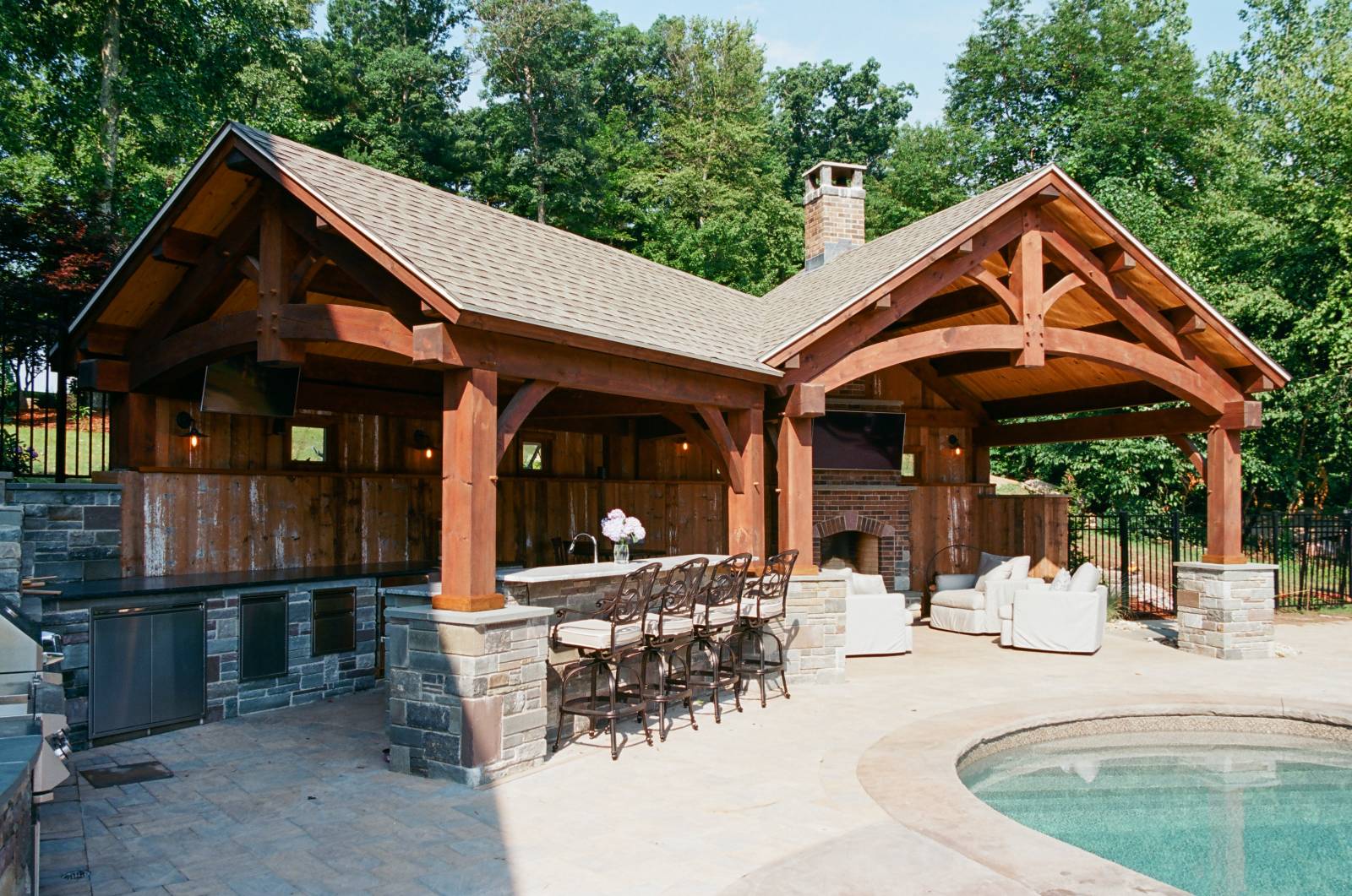 L-Shaped Pavilion with Kitchen & Bar