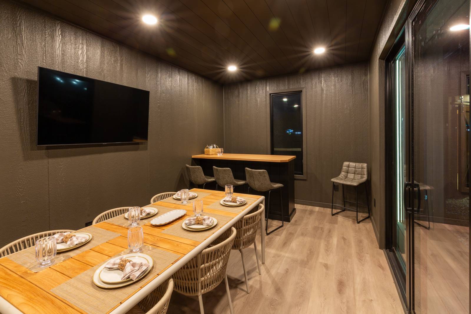 14' x 20' Modern Serenity Cove Interior with LED lighting