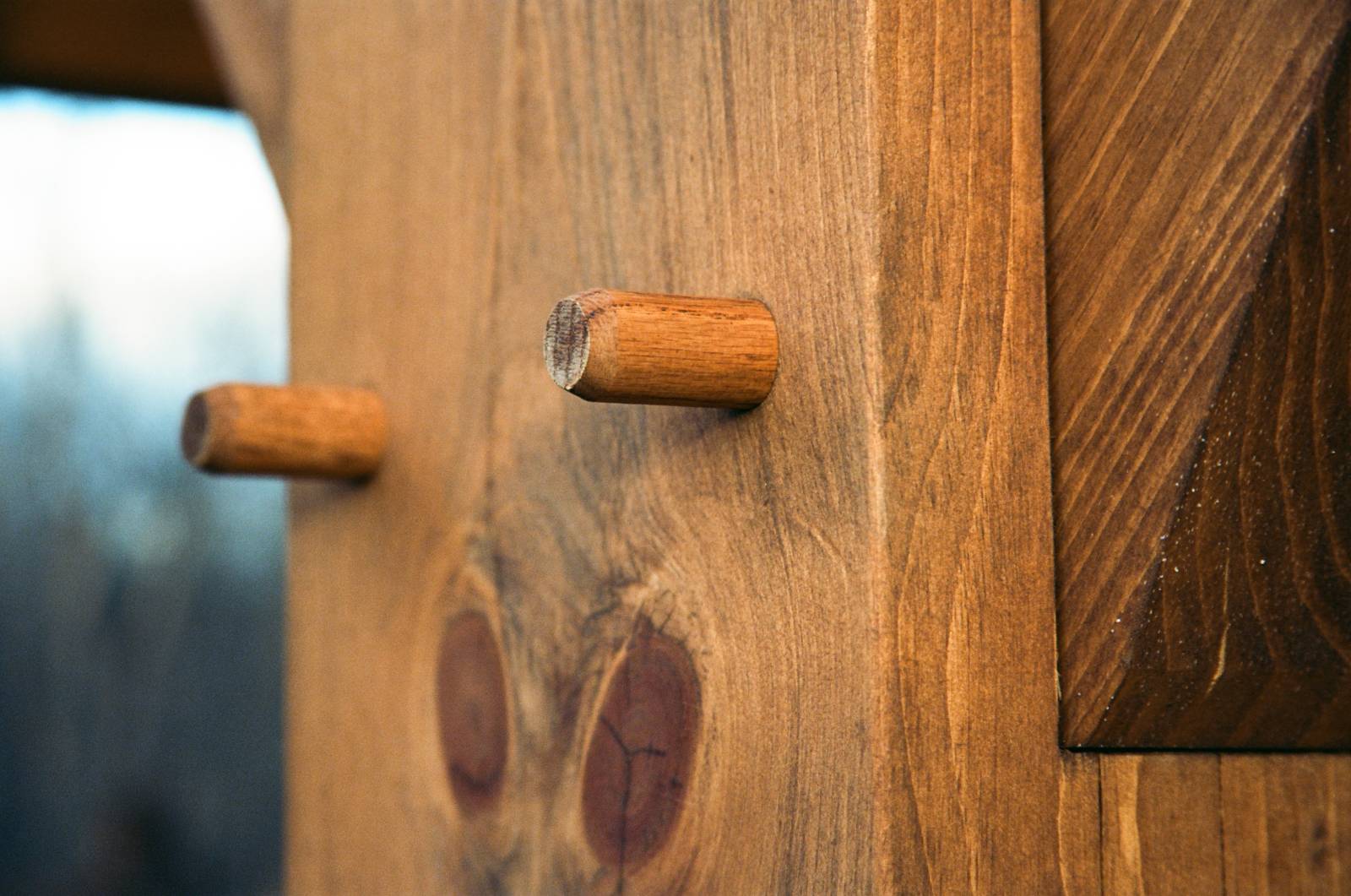 Authentic mortise & tenon joinery with hardwood oak pegs