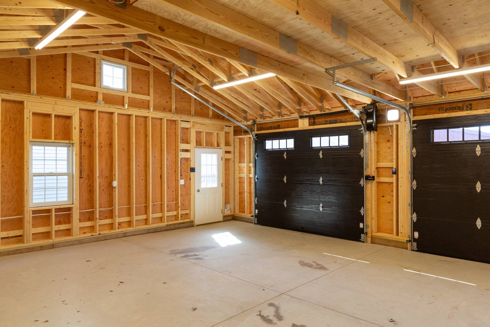 Clear span truss package requiring no interior columns