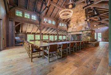 A large seating area in the main barn• Lean-to with large windows in back