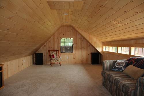 Plenty of headroom thanks to transom dormer & knee wall