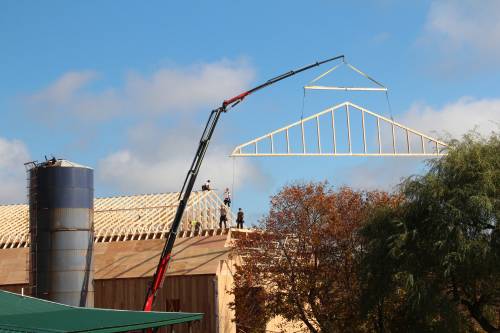 Nimble and quick knuckle boom crane in action