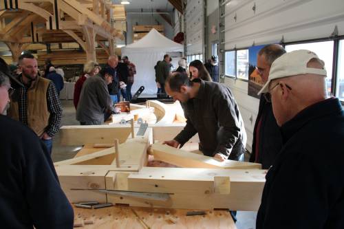 Visitor assembling a kneebrace