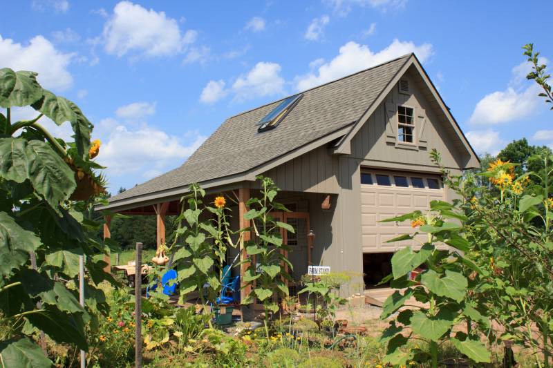 14' x 20' Grand Victorian Farm Stand with Overhang