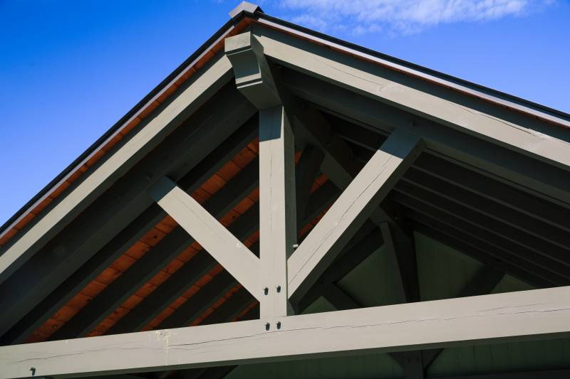 Detail: King post truss design with straight braces & oak pegs