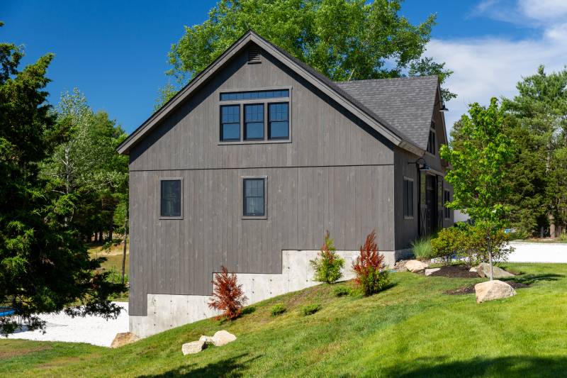 Side view showing the step foundation of the barn