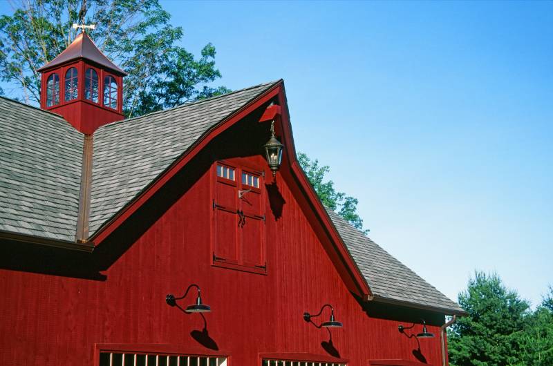 Cow catcher gable peak with cantilever ridge beam