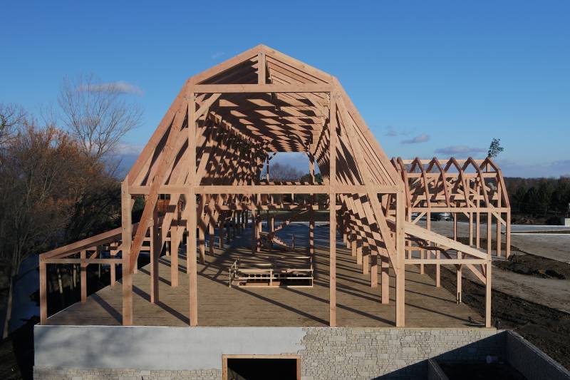 Gambrel-style roofline like so many classic barns in the midwest • Double lean-tos on both sides of the barn