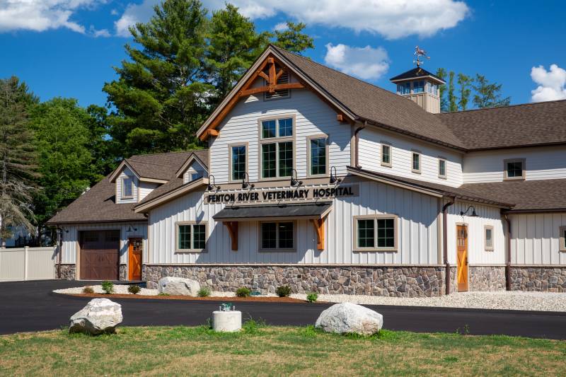 Fenton River Veterinary Hospital Featuring Monitor Barn Design