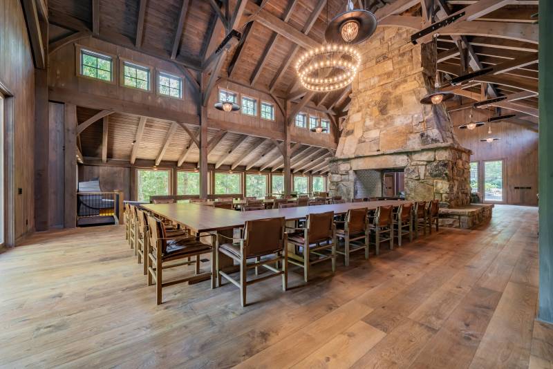 A large seating area in the main barn• Lean-to with large windows in back