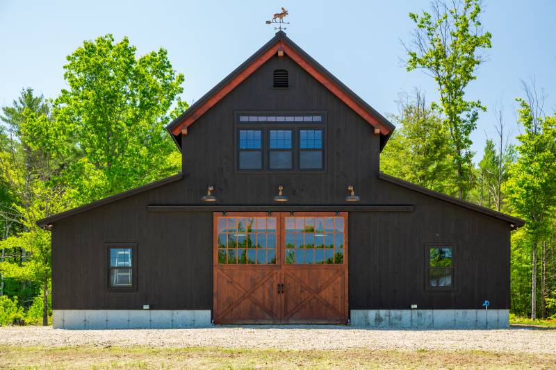 The Monitor Barn has a raised center section and two lean-tos on either side • post & beam timber frame