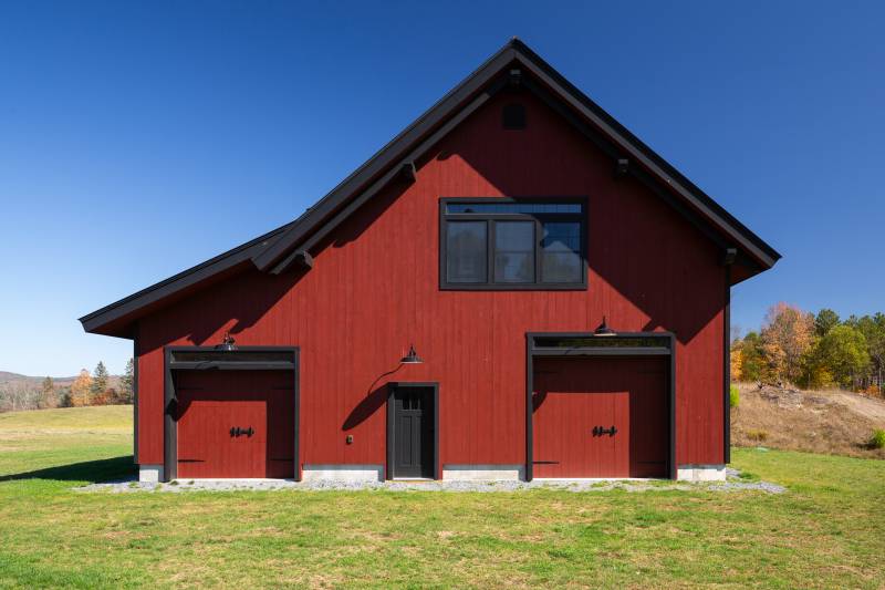 Overhead doors lead to the barn’s interior • Andersen 400 Series Windows