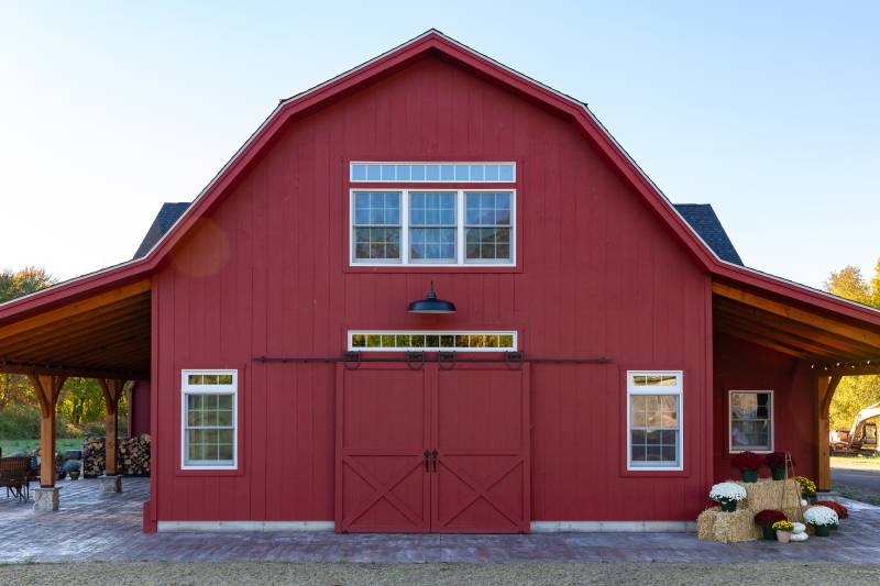 Barn garage with gambrel style roof