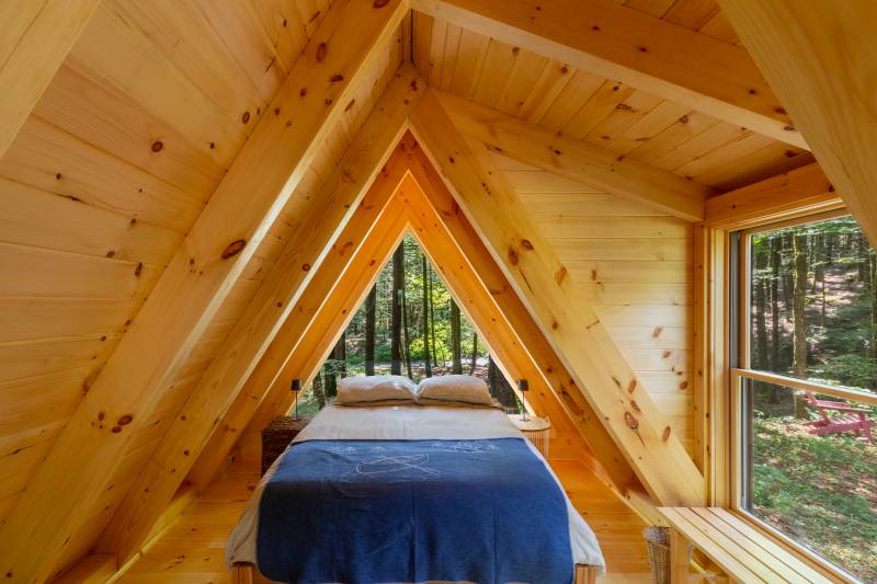 Looking towards the bed from the cabin’s entryway