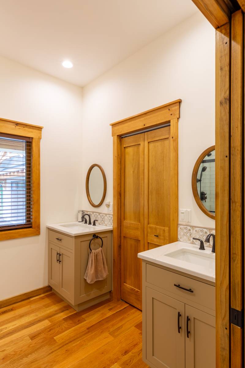The full bathroom features two sinks, with a closet between them