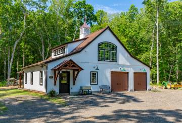44' x 32' Hamilton Carriage Barn Shown with Options
